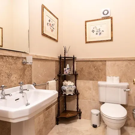 8 Bedroomed House Steeped In History Prázdninový dům