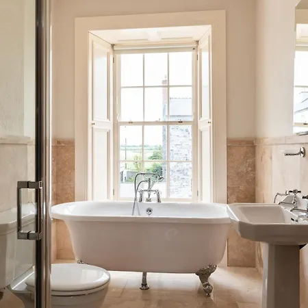 Prázdninový dům 8 Bedroomed House Steeped In History *