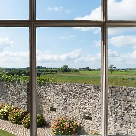 8 Bedroomed House Steeped In History Holiday home *