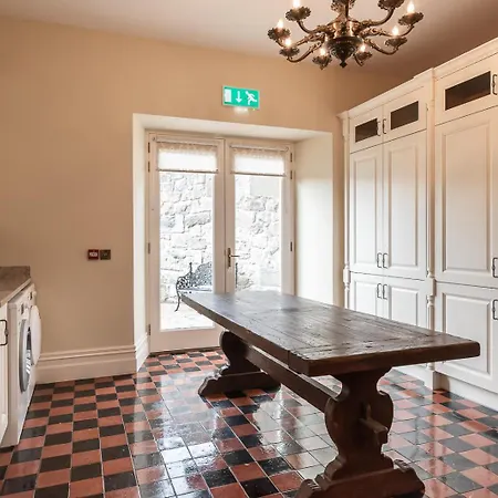 Holiday home 8 Bedroomed House Steeped In History *