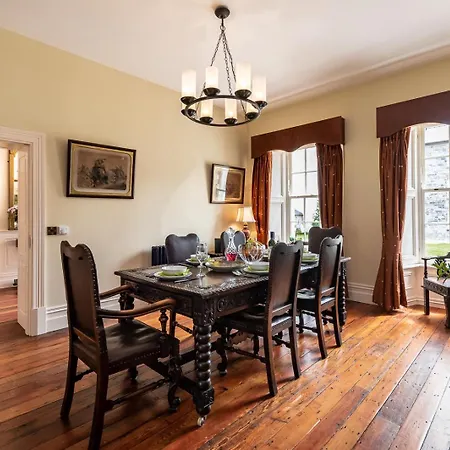8 Bedroomed House Steeped In History * Droíchead an Chláir